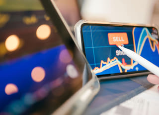 Trader działający na wielu rynkach i analizujący Bitcoin, Ethereum oraz opcje forex